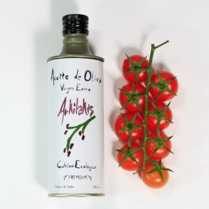 Botella AOVE Premium 500 ml de verdeo Arkilakis junto a racimo de tomates
