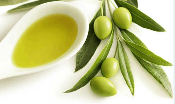 Cuchara con aceite de oliva saludable