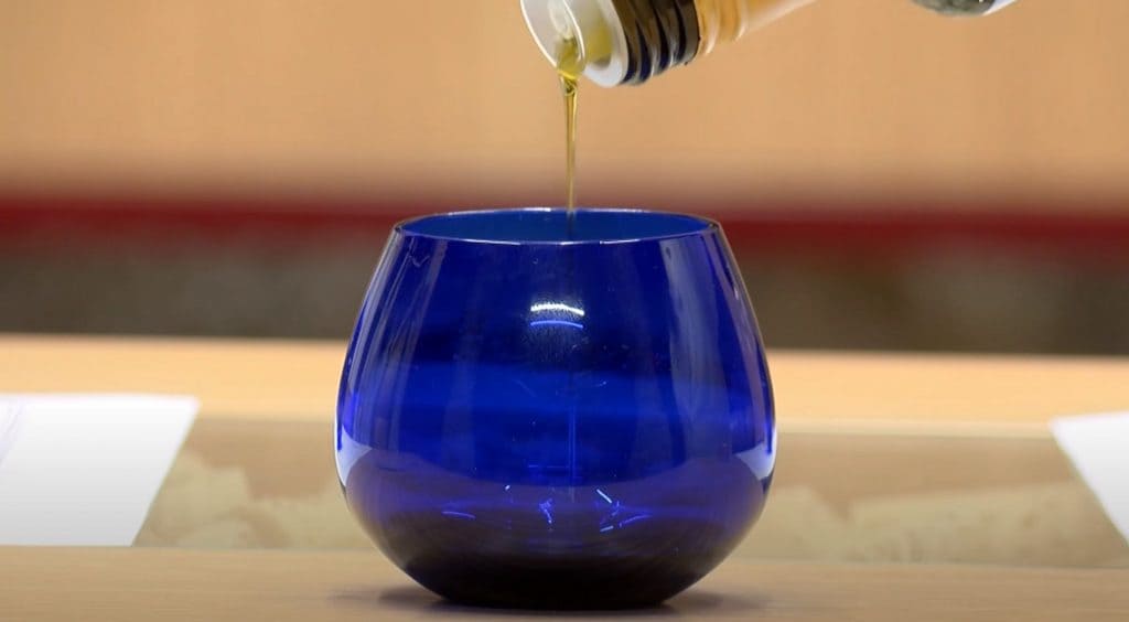 Vaso azul opaco que se utiliza para hacer catas de aceite
