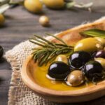 Aceitunas bañadas en aceite de oliva sobre una cuchara