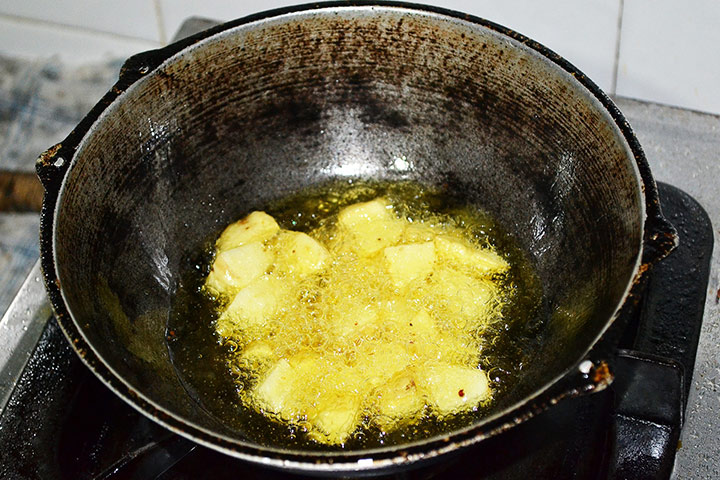 Patatas friéndose con aceite de oliva